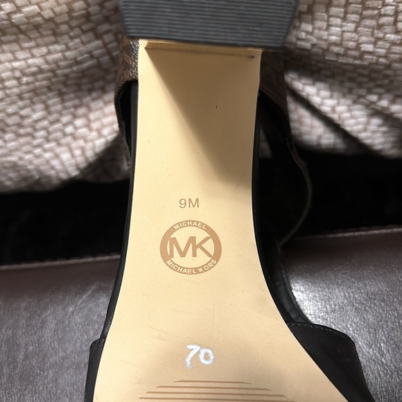 Size 9M Michael Kors gold wedge heels - Picture 5 of 5